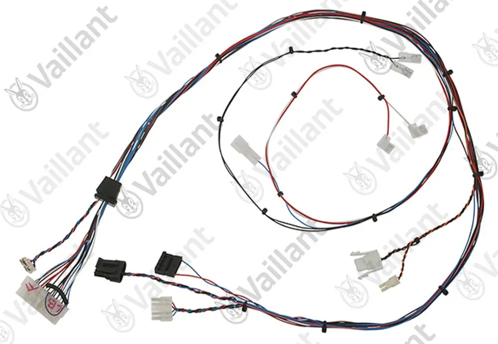 Vaillant Kabelbaum mit mehreren Kabeln und Steckverbindern zur elektrischen Verbindung. Sichtbare Farben sind Rot, Blau und Schwarz.